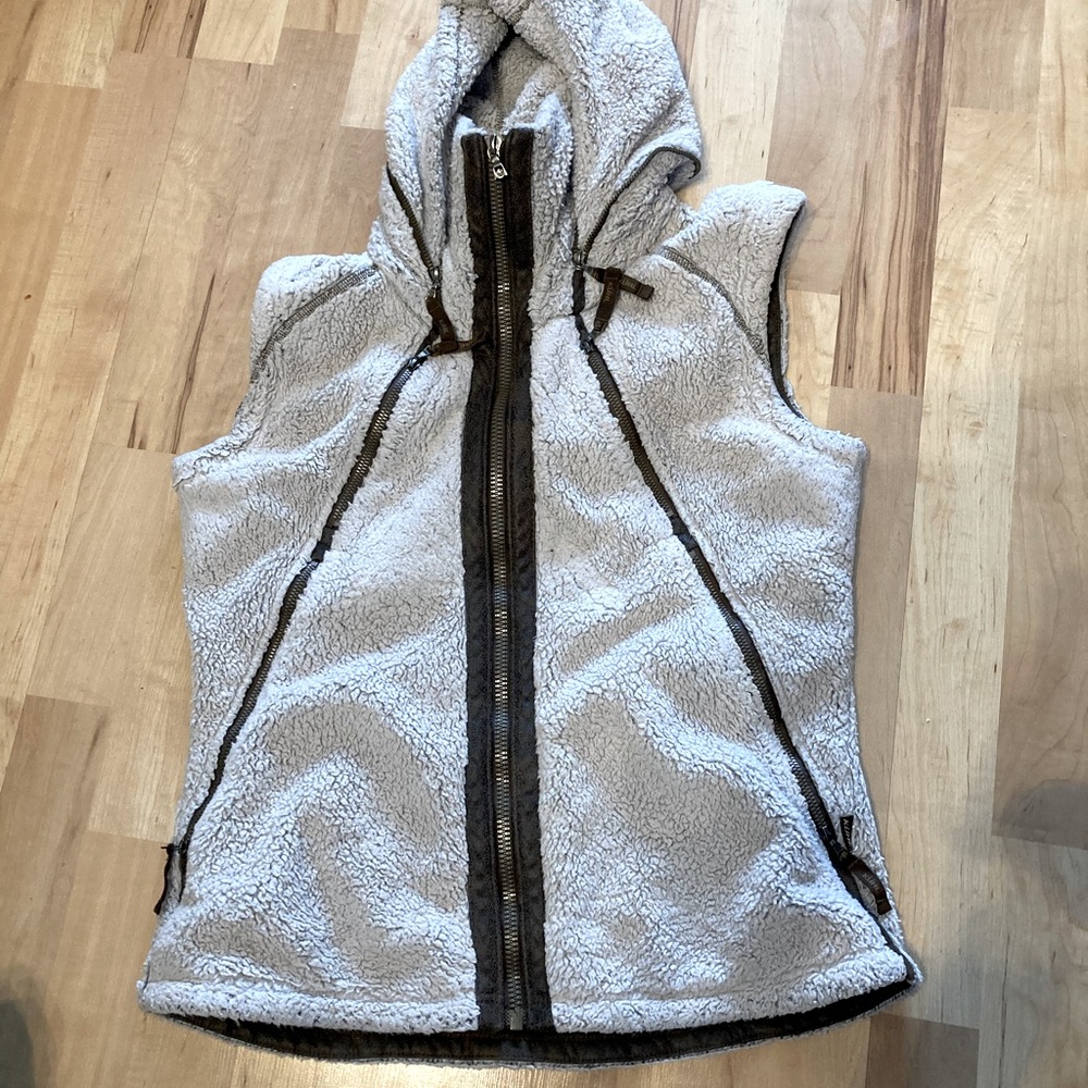 I used this hiking in the redwoods for a season. It’s a true large. It’s so comf